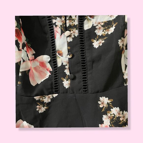 Trendy City Chic Sacred Lotus Floral Top Crochet Accent Flutter Sleeve 18 NWT - Picture 3 of 7